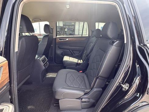 Certified 2025 Volkswagen Atlas SE FWD image 16