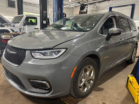 Used 2023 Chrysler Pacifica Limited FWD image 1