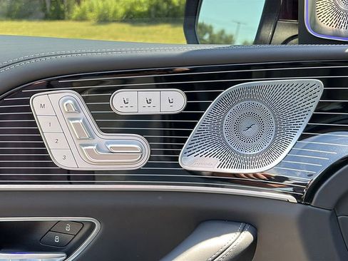 Used 2024 Mercedes-Benz Maybach GLS 600 4MATIC image 11