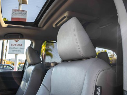 Used 2017 Honda Pilot Touring image 14