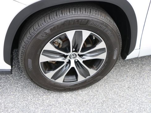 Used 2022 Toyota Highlander XLE AWD/4WD image 14