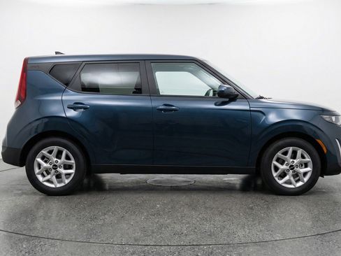 Used 2025 Kia Soul LX w/ LX Technology Package FWD image 11