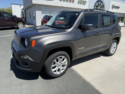 Used 2017 Jeep Renegade Latitude w/ Popular Equipment Group AWD/4WD image 4