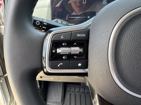 Used 2025 Kia Carnival EX FWD image 33