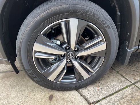 Used 2024 Nissan Rogue SL image 16