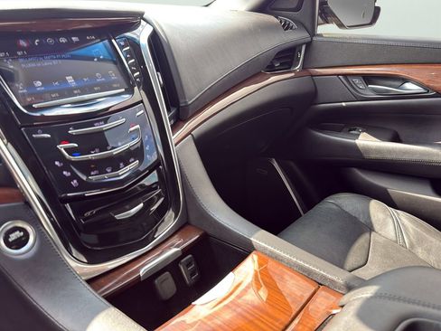 Used 2018 Cadillac Escalade Luxury image 19