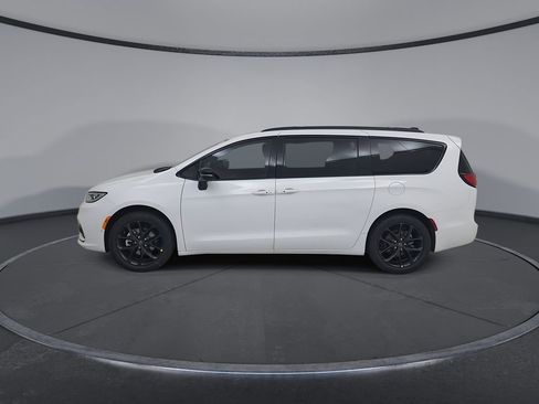 New 2026 Chrysler Pacifica Limited image 9