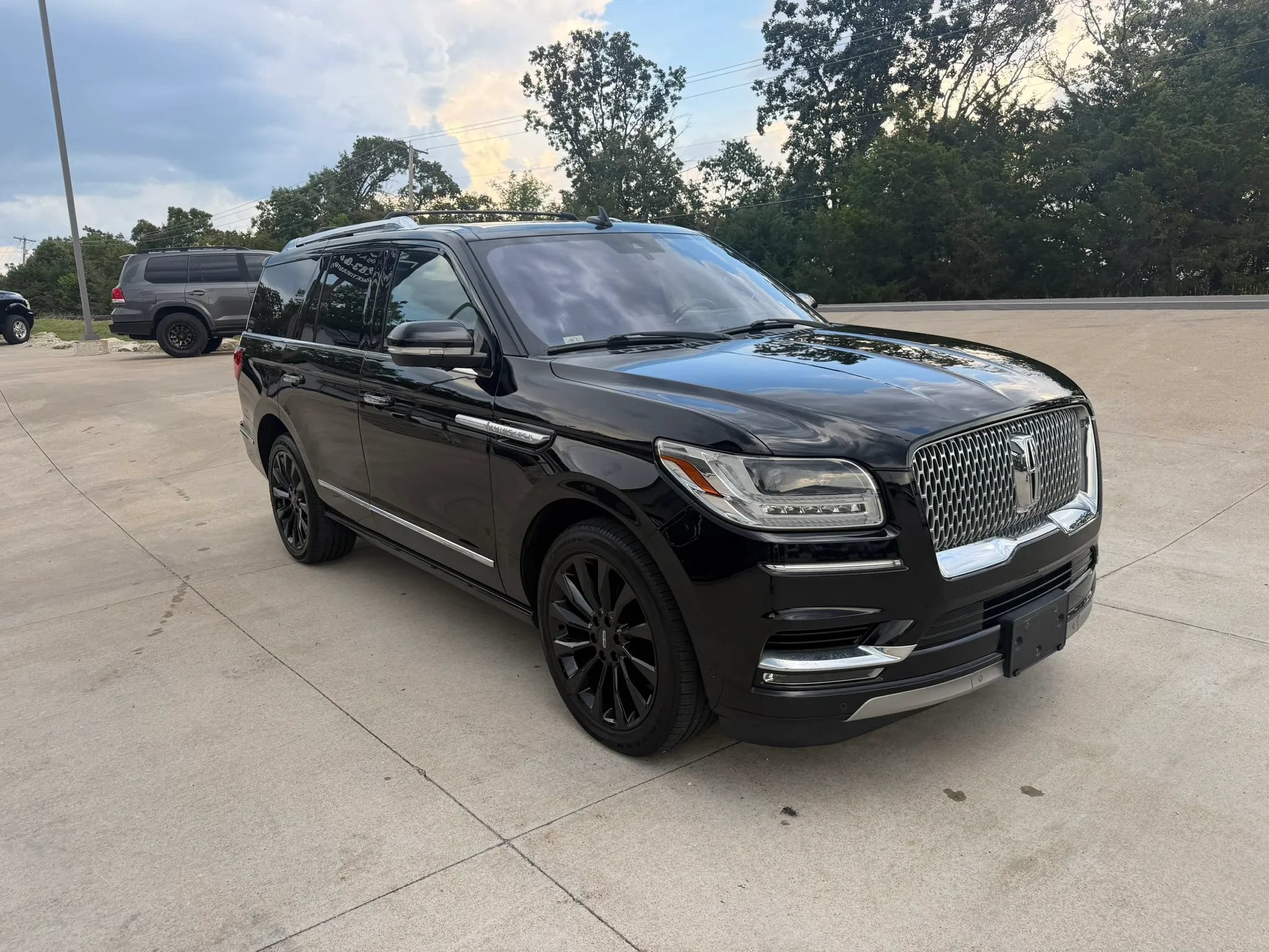 Used 2018 Lincoln Navigator Select w/ Technology Package AWD/4WD image 3