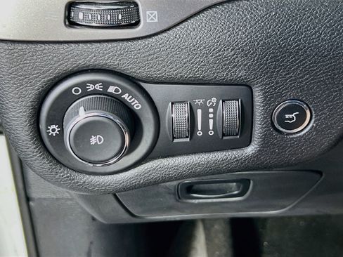 Used 2019 Jeep Cherokee Limited AWD/4WD image 10