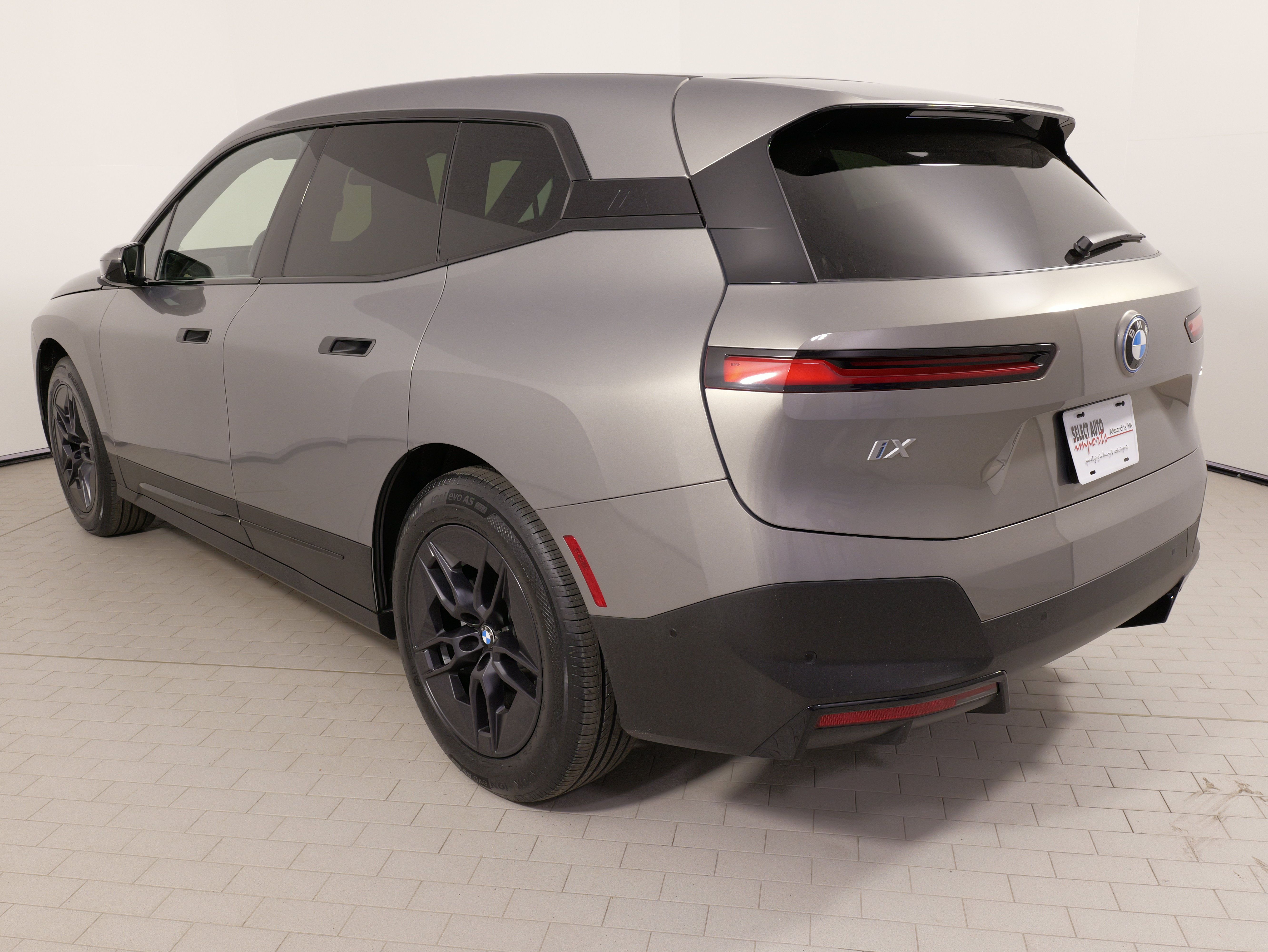 Used 2024 BMW iX xDrive50 AWD/4WD image 15