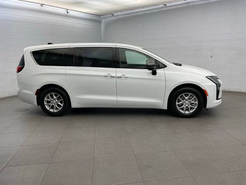 New 2027 Chrysler Pacifica Select FWD image 2