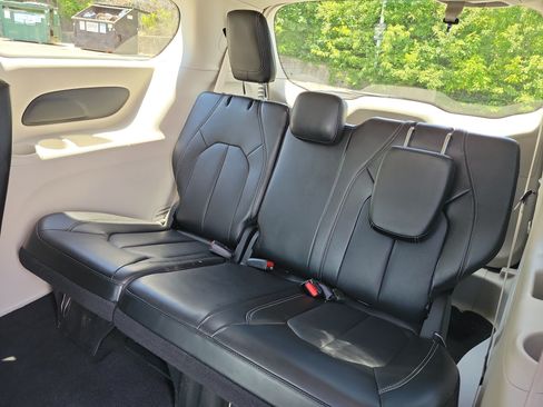 Used 2024 Chrysler Pacifica Touring-L FWD image 16