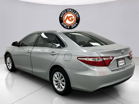 Used 2016 Toyota Camry LE image 5