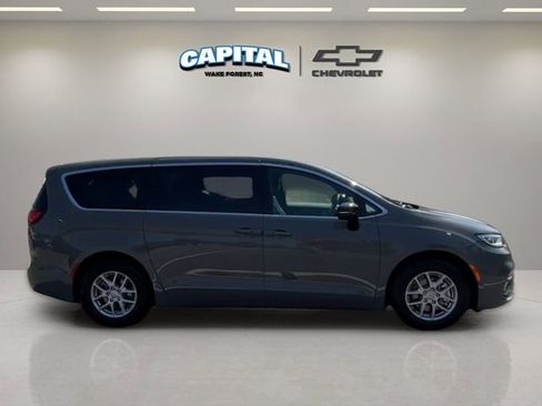 Used 2025 Chrysler Pacifica Select FWD image 6