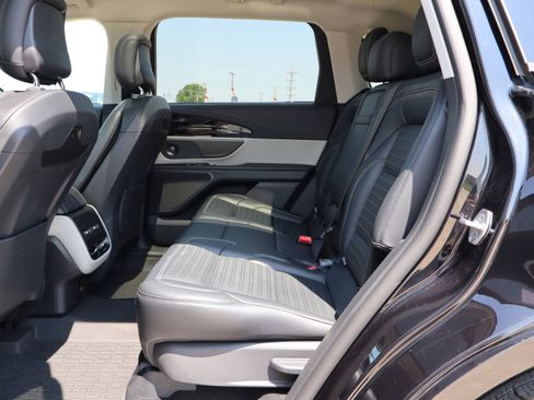 Used 2024 Lincoln Nautilus Reserve w/ Equipment Group 202A image 11