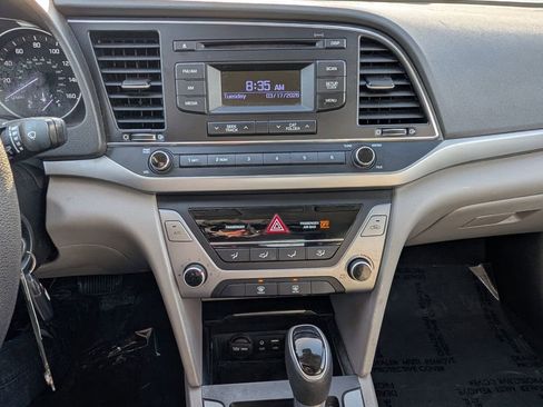 Used 2017 Hyundai Elantra SE image 22