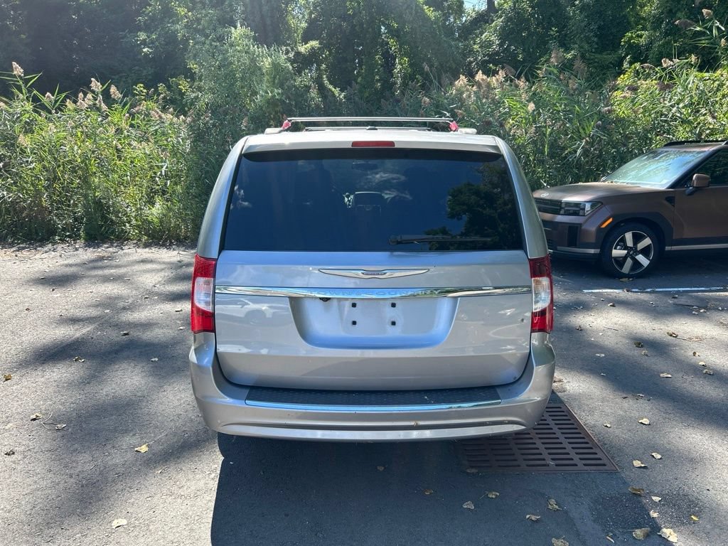 Used 2013 Chrysler Town & Country Touring FWD image 4
