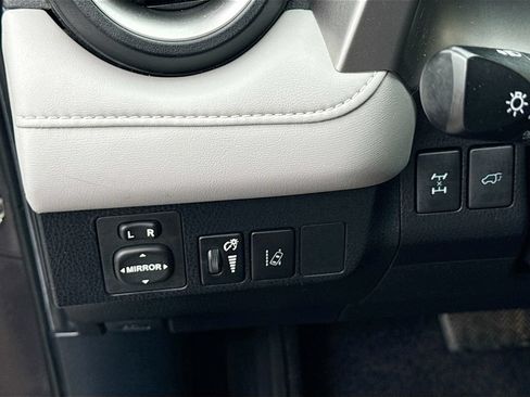 Used 2017 Toyota RAV4 XLE AWD/4WD image 6