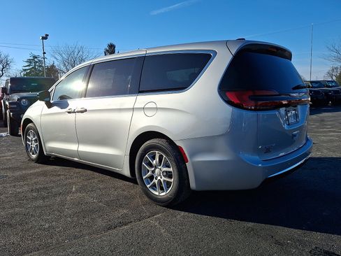 Used 2026 Chrysler Pacifica Select FWD image 4