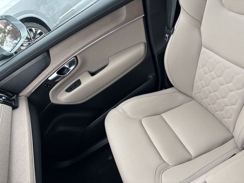 Certified 2025 Volvo XC90 B6 Plus image 33