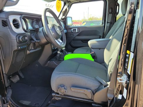 Used 2025 Jeep Wrangler Unlimited Sahara AWD/4WD image 7