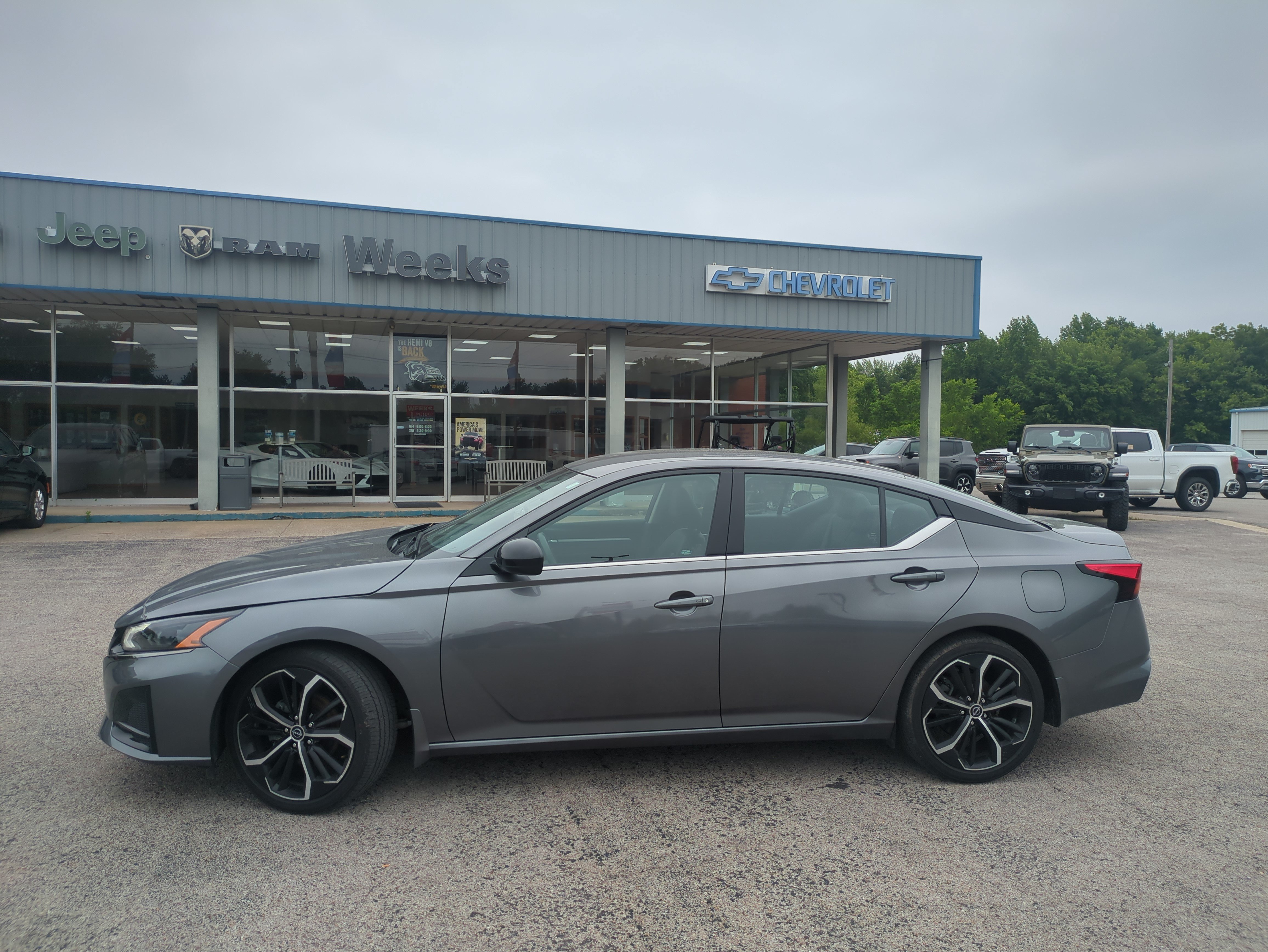 Used 2024 Nissan Altima 2.5 SR FWD image 2