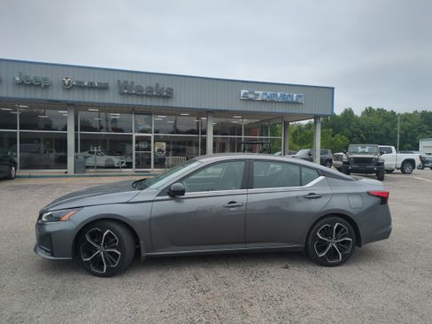 Used 2024 Nissan Altima 2.5 SR FWD image 2