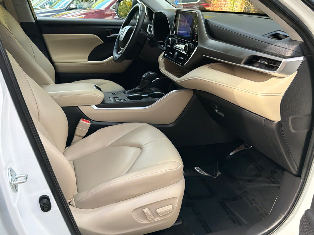 Used 2025 Toyota Highlander XLE AWD/4WD image 12