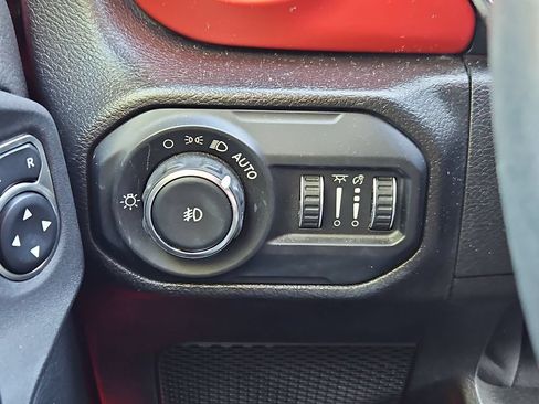 Used 2021 Jeep Wrangler Unlimited Rubicon w/ Xtreme Recon 35" Tire Package AWD/4WD image 18
