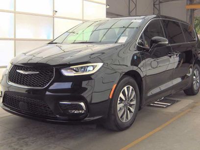 Used 2025 Chrysler Pacifica Select