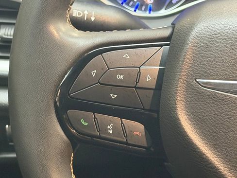 Used 2022 Chrysler Pacifica Touring image 18