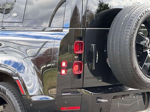 Used 2023 Land Rover Defender 110 X-Dynamic SE image 10