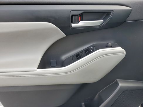 Certified 2023 Toyota Highlander XLE image 20