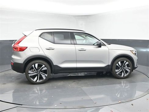 Used 2025 Volvo XC40 B5 Plus image 8