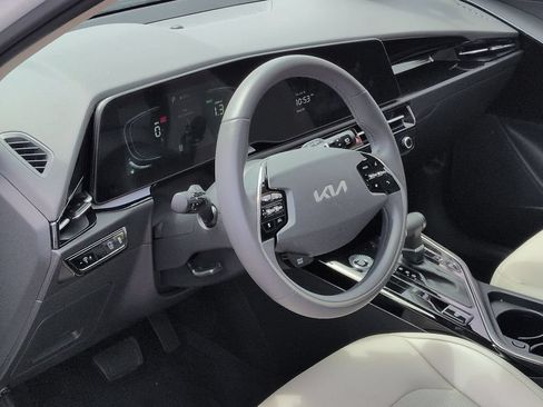 Used 2025 Kia Niro EX FWD image 10