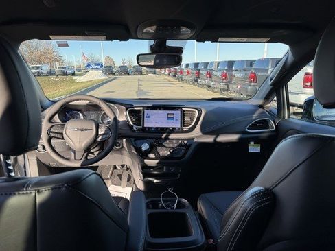 New 2026 Chrysler Pacifica Select w/ S Appearance Package image 28