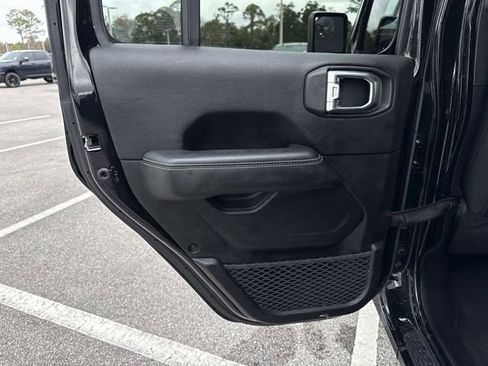 Used 2019 Jeep Wrangler Unlimited Sahara image 9