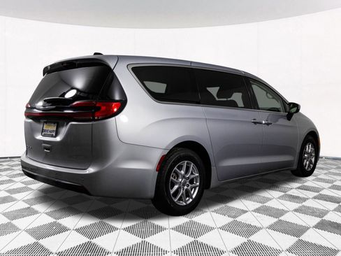 Used 2023 Chrysler Pacifica Touring-L image 16