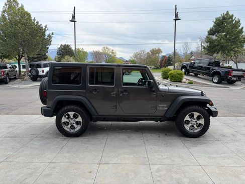 Used 2018 Jeep Wrangler Unlimited Sport S AWD/4WD image 3