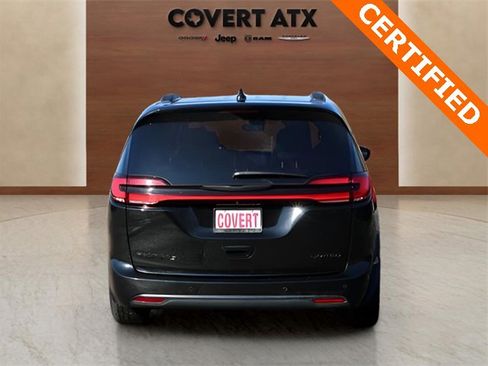 Used 2025 Chrysler Pacifica Limited image 4