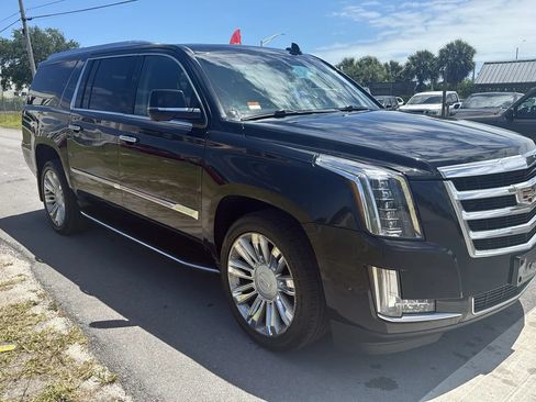 Used 2019 Cadillac Escalade ESV Luxury AWD/4WD image 3