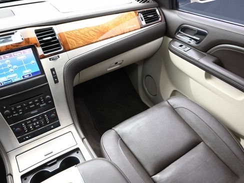 Used 2014 Cadillac Escalade Platinum RWD image 35