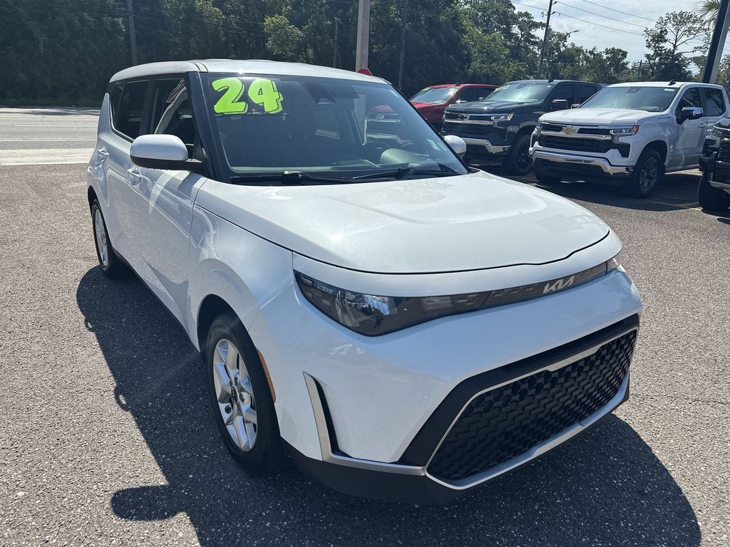 Used 2024 Kia Soul LX w/ Option Group 015 FWD image 10