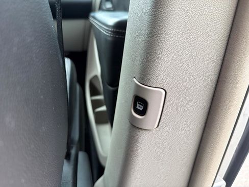 Used 2013 Chrysler Town & Country Touring FWD image 11