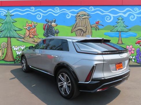 Used 2025 Cadillac Lyriq Luxury AWD/4WD image 7