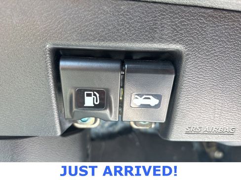 Used 2023 Nissan Versa SV image 11