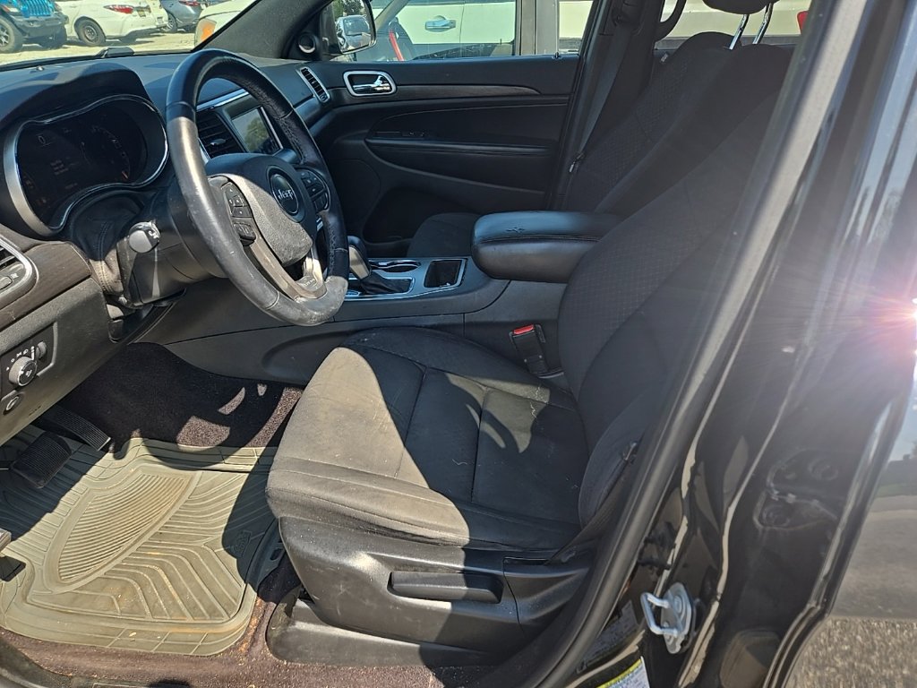 Used 2018 Jeep Grand Cherokee Laredo RWD image 8