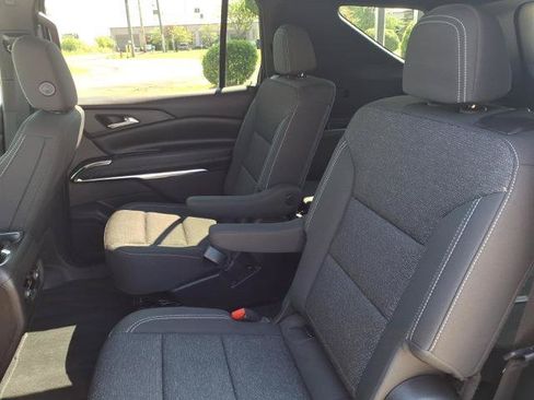 Used 2025 Chevrolet Traverse LT AWD/4WD image 9