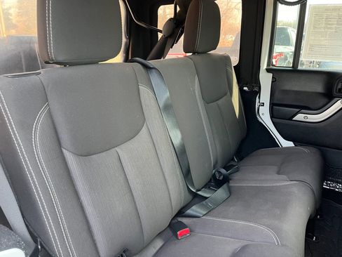Used 2015 Jeep Wrangler Unlimited Rubicon w/ Connectivity Group image 14