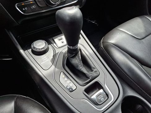 Used 2019 Jeep Cherokee Latitude Plus AWD/4WD image 10